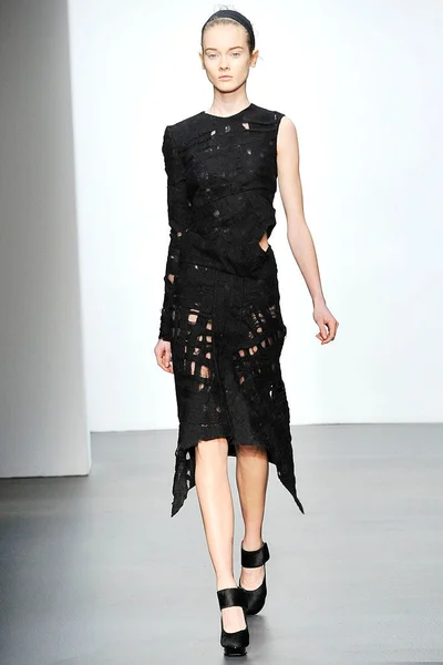 Look 16